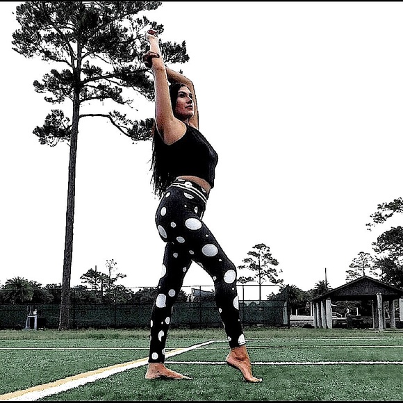 🆕I HAVE #2 SMALLS LEFT THESE SUPER SILKY&SPANDEX RUCHED BOTTOM POLKA DOT LEGGIN - Picture 3 of 8